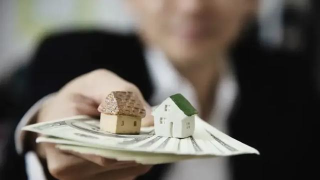 Pessoa segurando dinheiro para compra de imóvel.