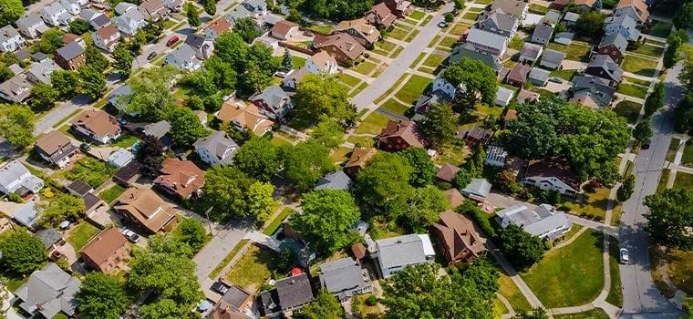 O Cadastro Imobiliário Brasileiro desempenha um papel crucial no cadastramento e regularização das propriedades rurais, oferecendo um código de identificação único e obrigatório para esses imóveis.