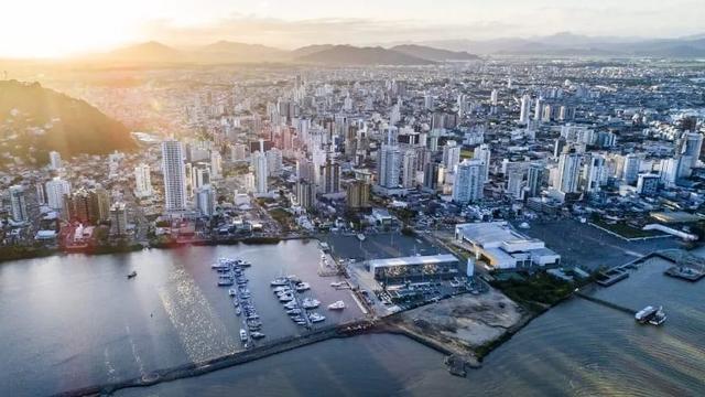 Imagem aérea da cidade de Itajaí, em Santa Catarina, Brasil.