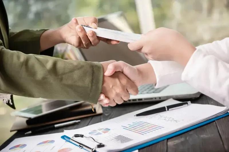 Pessoas negociando Carta de Crédito.