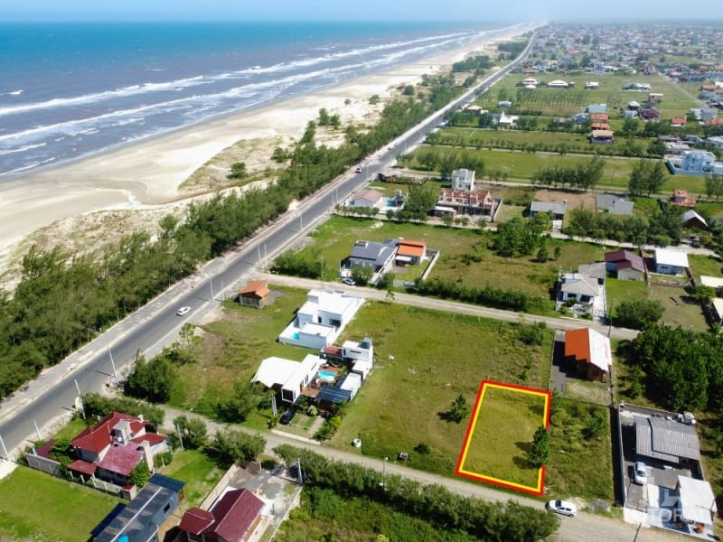 Vista superior de terrenos a venda na quadra da praia.