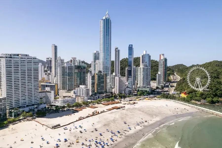 Barra Sul de Balneário Camboriú Prédios altos da Barra Sul em Balneário Camboriú, com a roda-gigante no morro e a praia em primeiro plano