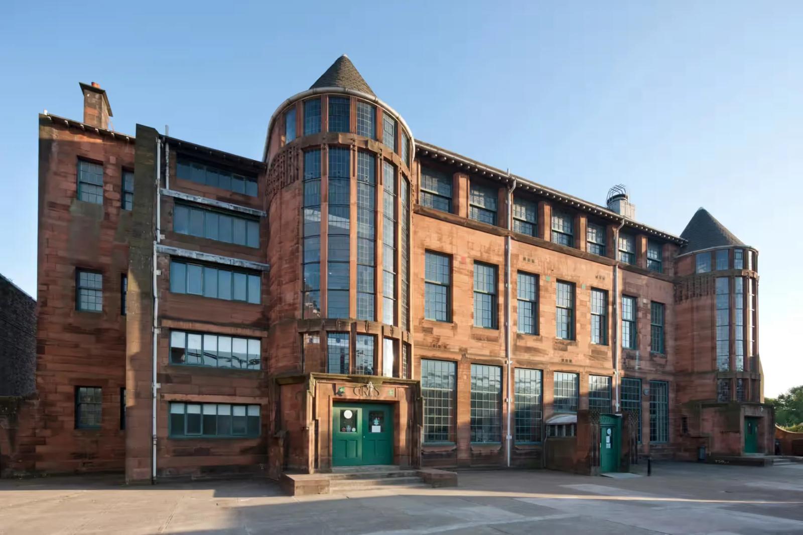 Escola da Scotland Street, em Glasgow, edifício de arenito vermelho com torres de escada envidraçadas nas laterais
