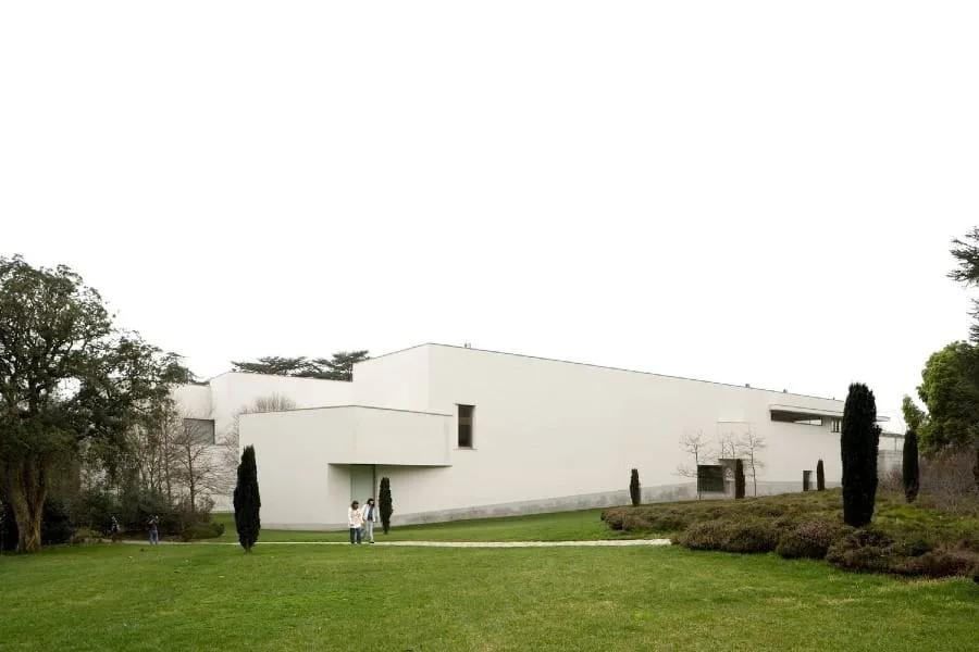 Museu de Arte Contemporânea de Serralves, Porto Fachada branca do Museu de Arte Contemporânea de Serralves, no Porto, de Álvaro Siza