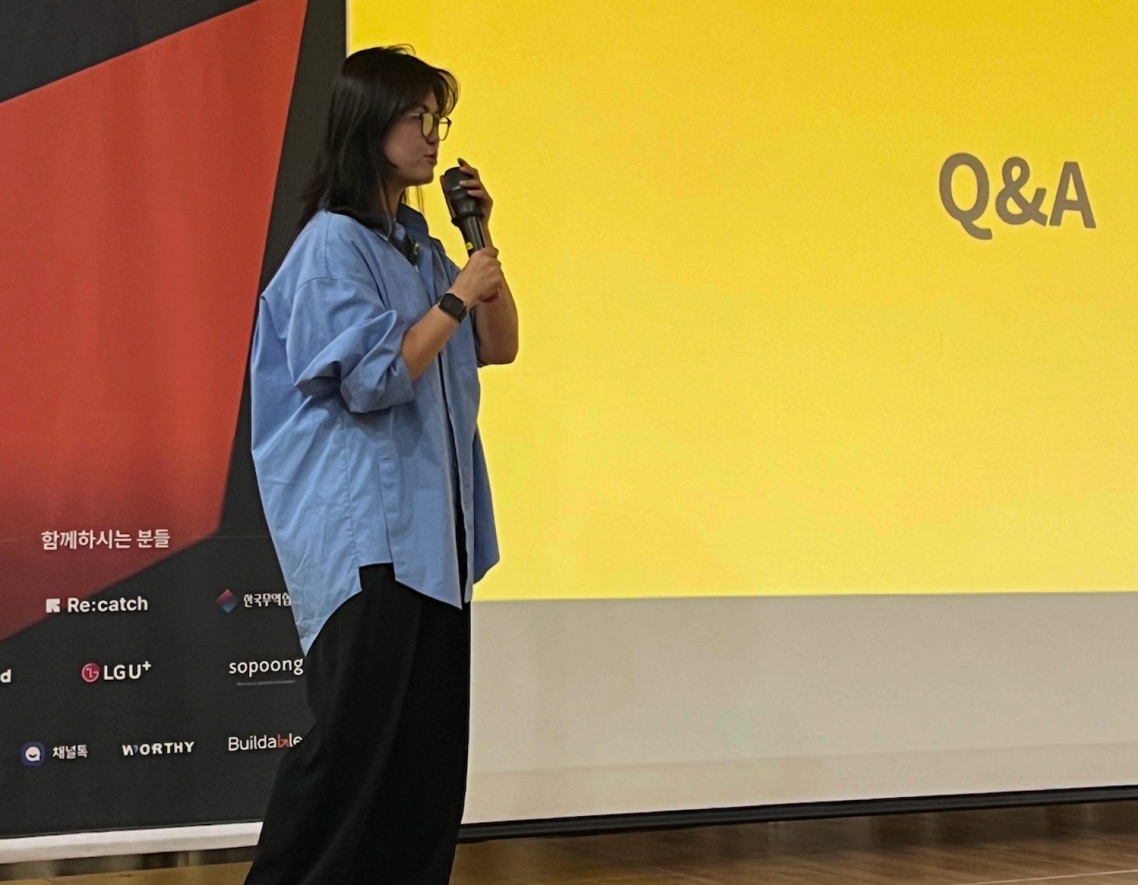 B2B 세미나 무대에서 질의응답 중인 데니스님