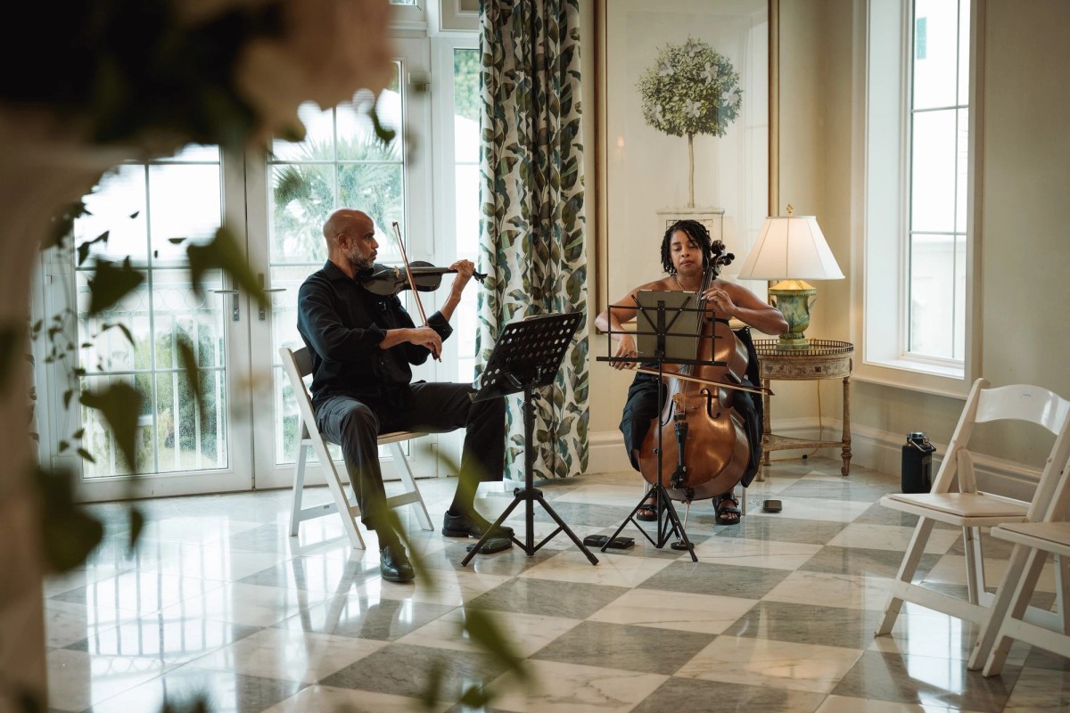 Violinist and cellist playing before the ceremony at Rosewood Bermuda
