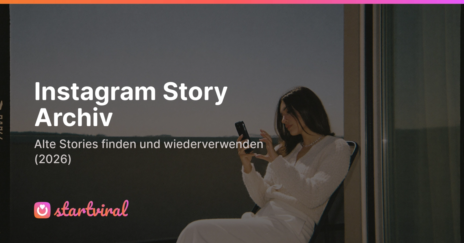 Frau sitzt auf einer sonnigen Dachterrasse und scrollt auf ihrem Smartphone mit dunklem Bildschirm.