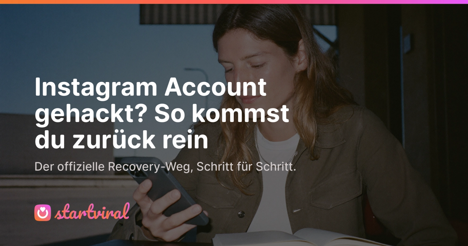 Frau sitzt an einem Cafétisch und blickt ruhig auf ihr Smartphone neben einem Notizbuch.