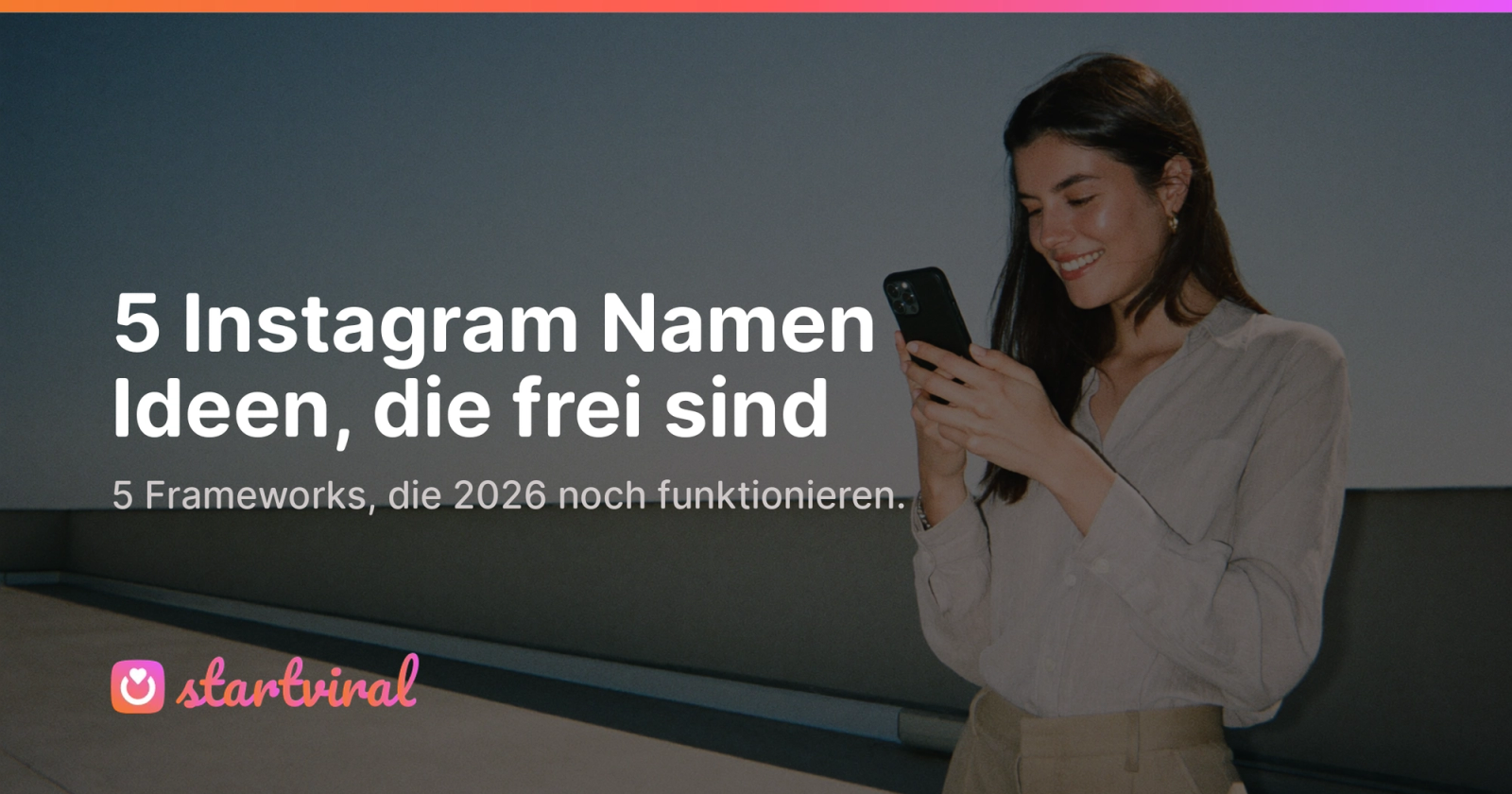 Junge Frau auf sonniger Dachterrasse hält ihr Handy mit dunklem Display und lächelt.