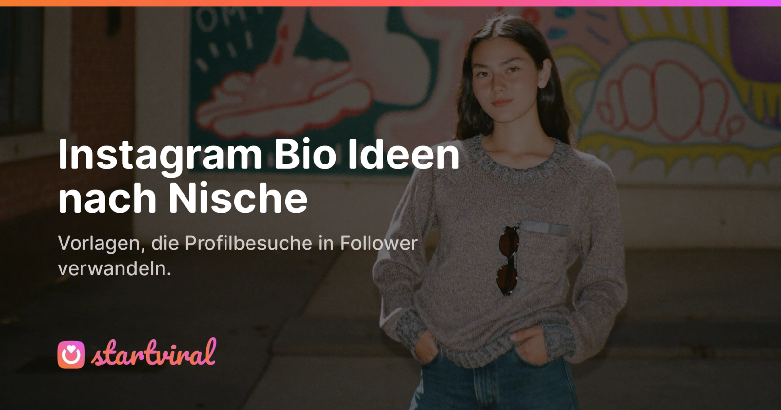 Junge Frau im grauen Strickpullover vor einer bunten Graffiti-Wand.