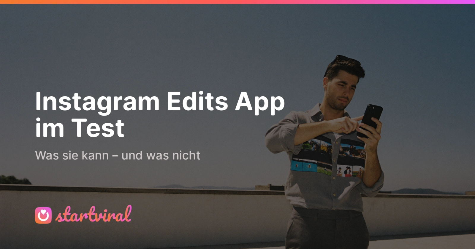 Mann auf sonniger Dachterrasse blickt beim Schneiden eines Reels auf sein Smartphone.