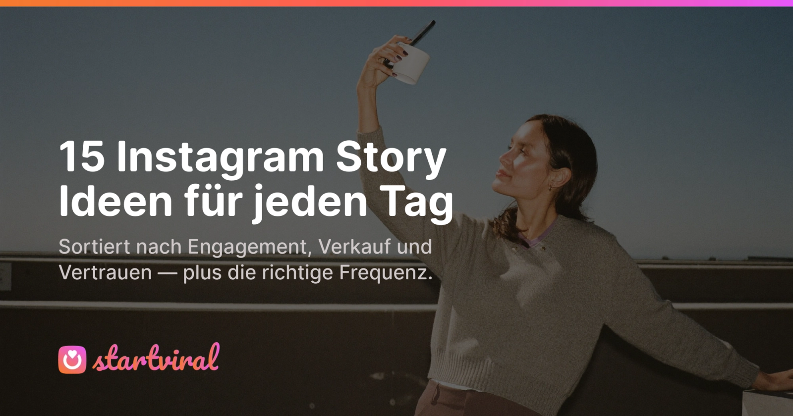 Junge Frau im Strickpullover fotografiert ihren Kaffee für eine Instagram Story auf einer sonnigen Dachterrasse.