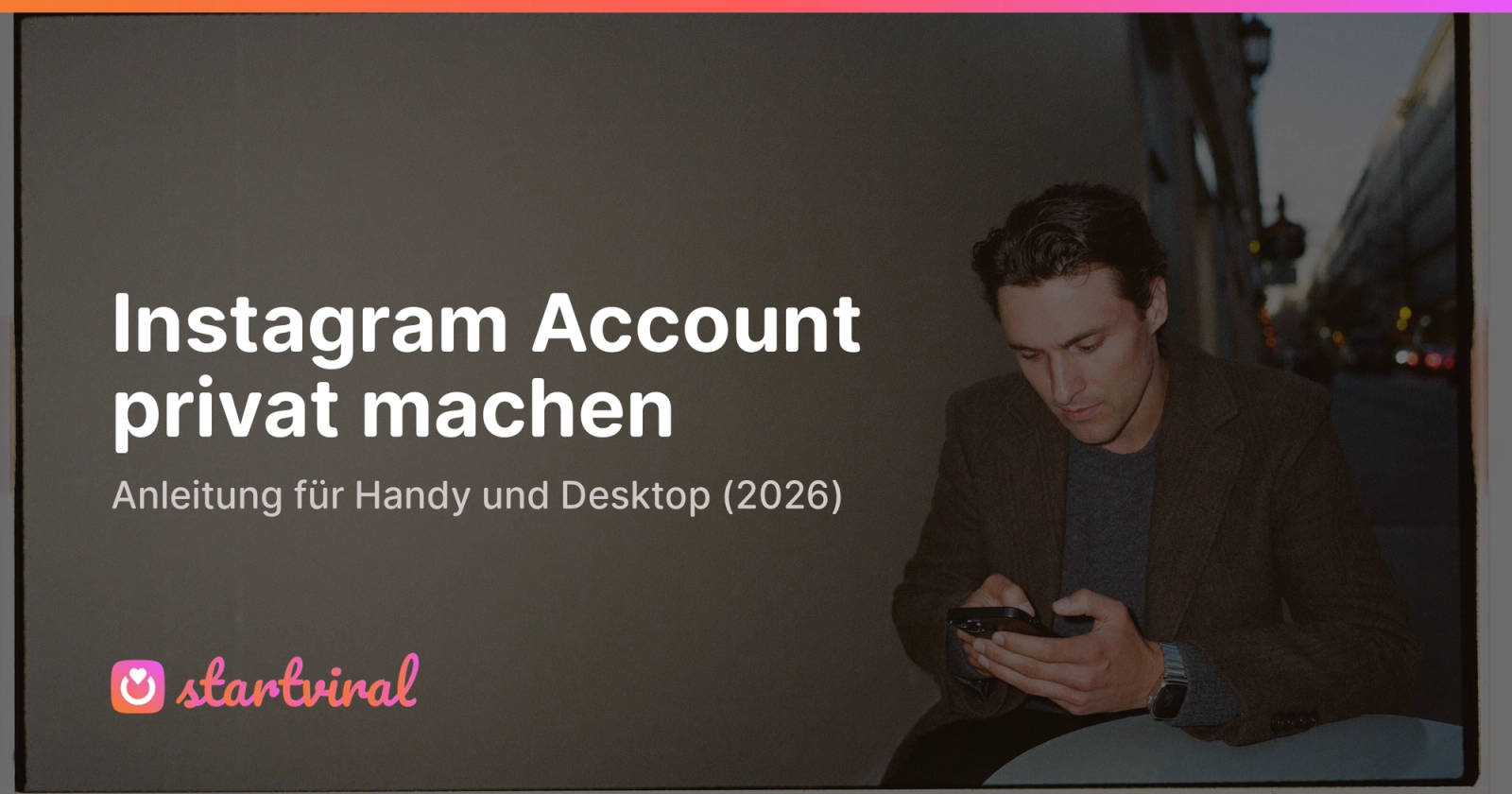 Mann im Wollmantel sitzt abends an einem Straßencafé-Tisch und schaut konzentriert auf sein Handy.