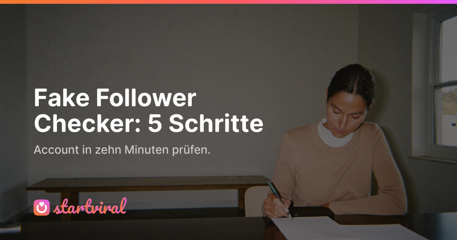 Frau im Strickpullover sitzt an einem langen Holztisch und prüft Notizen neben ihrem Smartphone.