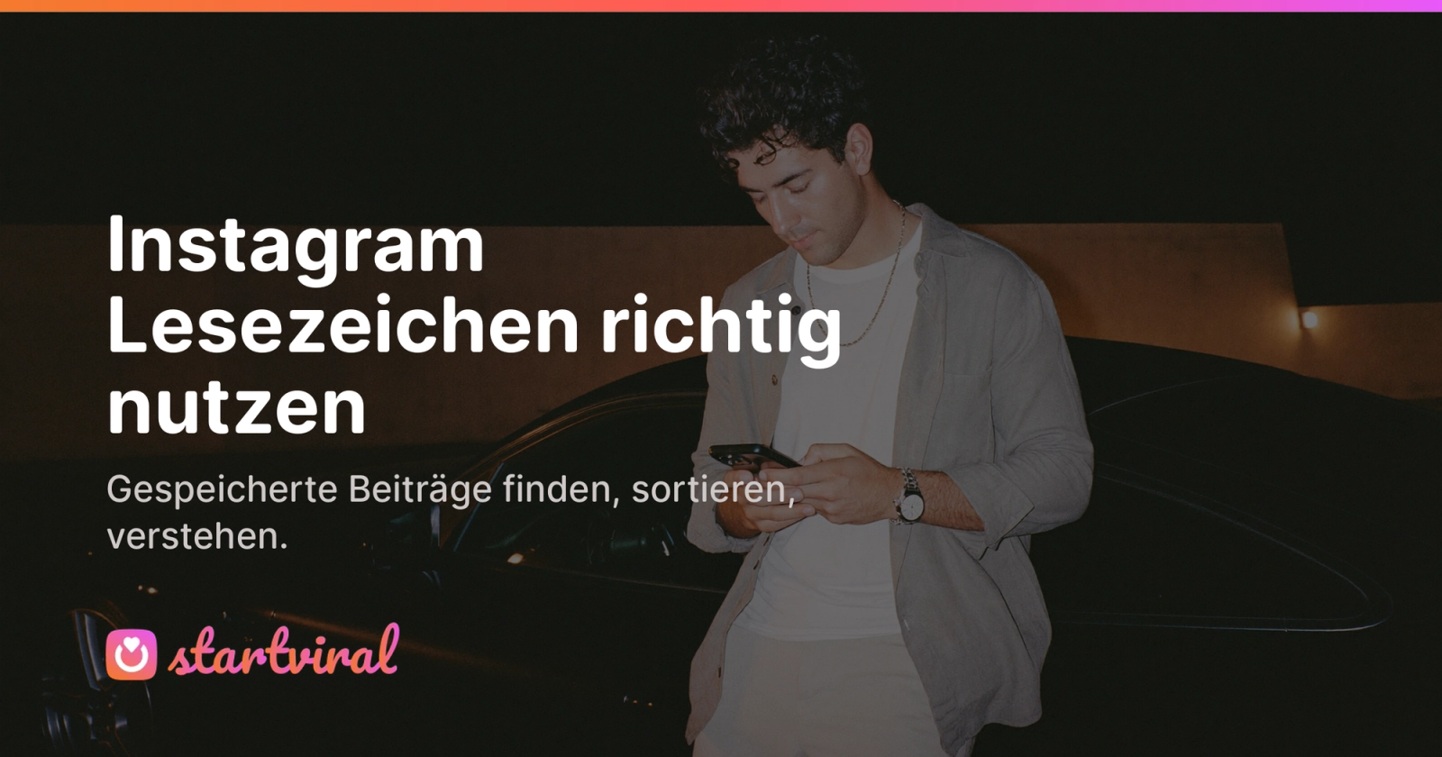 Mann lehnt nachts an einem schwarzen Sportwagen und schaut auf sein Handy.