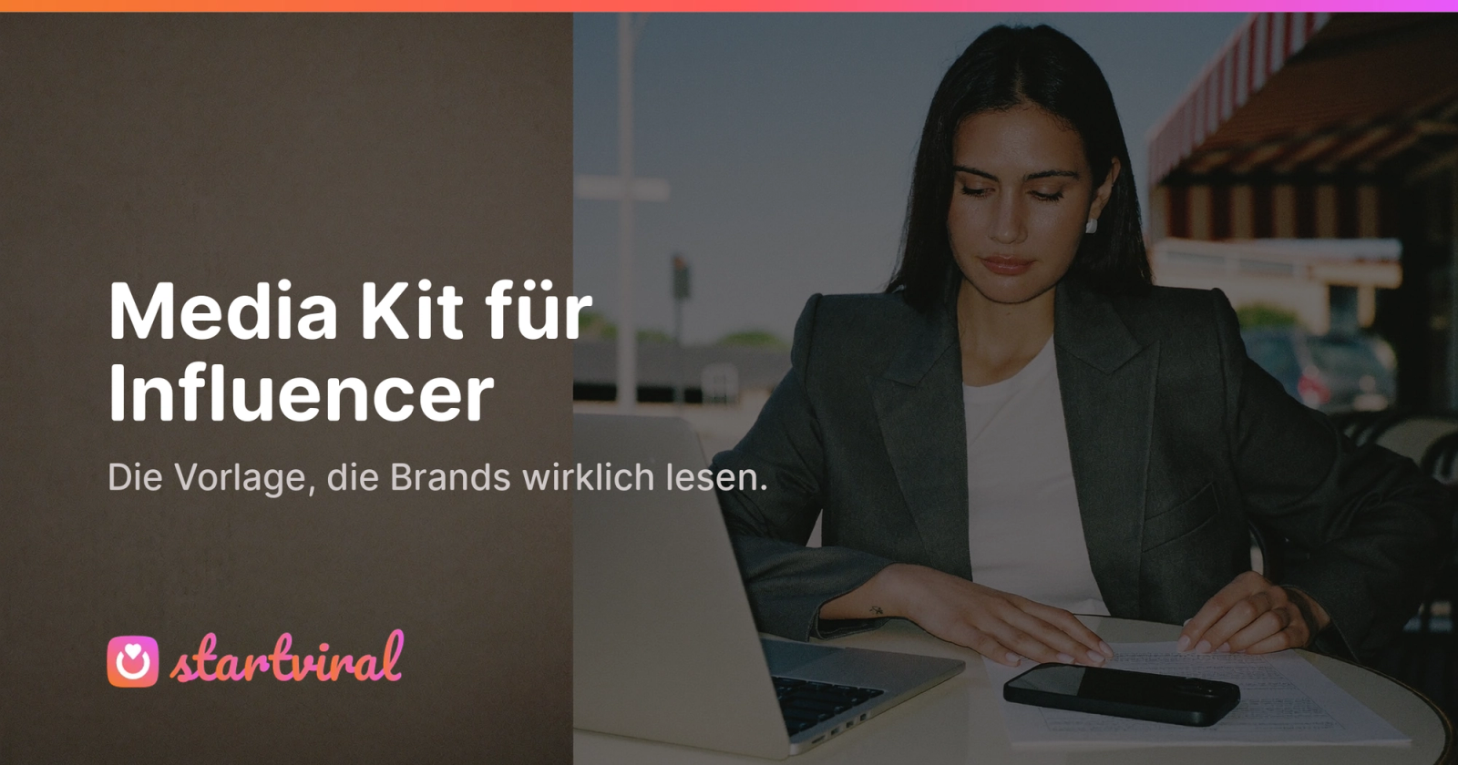 Frau im Blazer sitzt an einem Cafétisch und blickt auf ein ausgedrucktes Dokument neben ihrem Laptop.