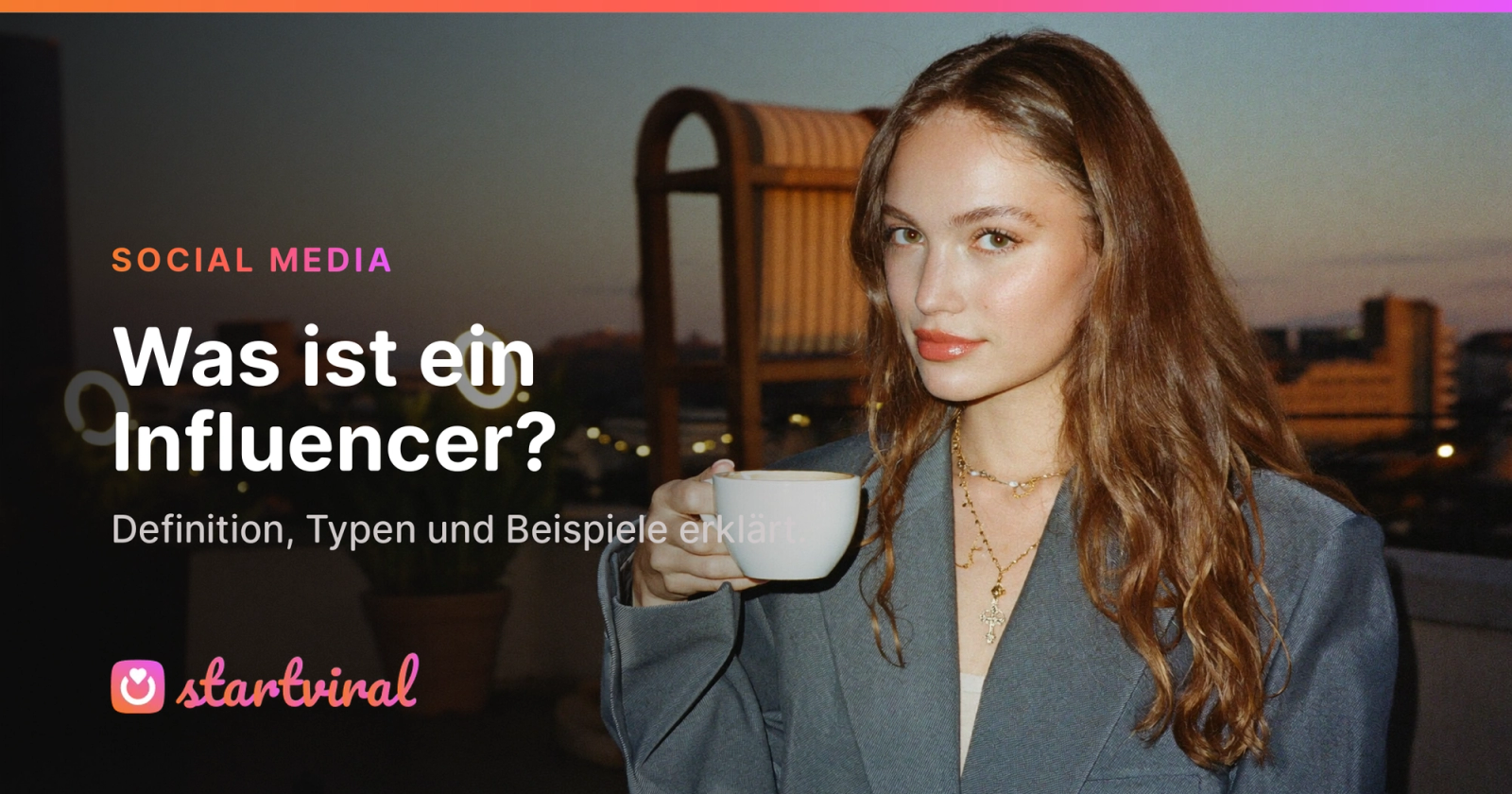 Junge Frau im grauen Blazer mit Tasse auf einer Dachterrasse bei Sonnenuntergang.