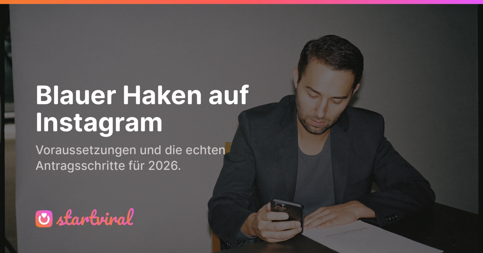 Mann sitzt an einem Tisch vor heller Studiowand und prüft eine Checkliste neben seinem Smartphone.
