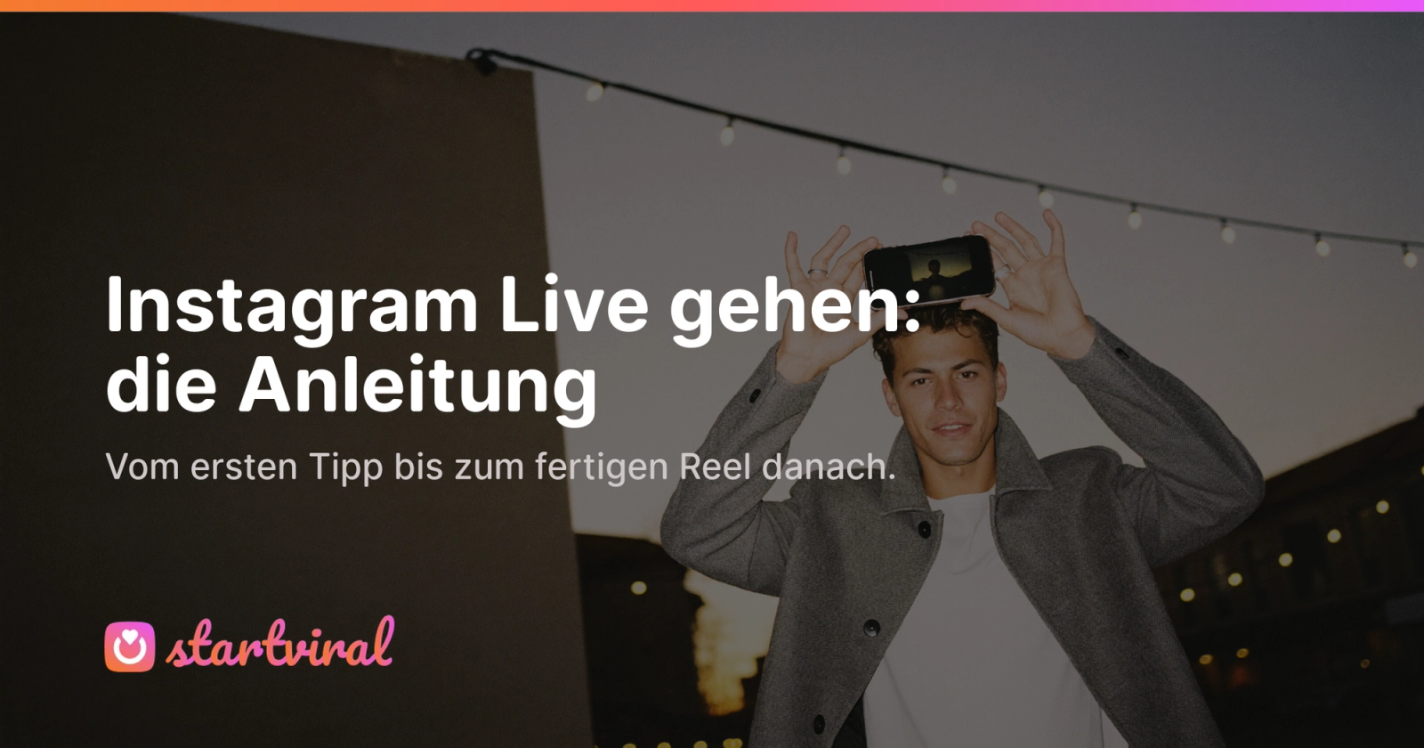 Mann hält abends sein Handy hoch, als würde er einen Instagram Live-Stream starten, Stadtstraße im Hintergrund.