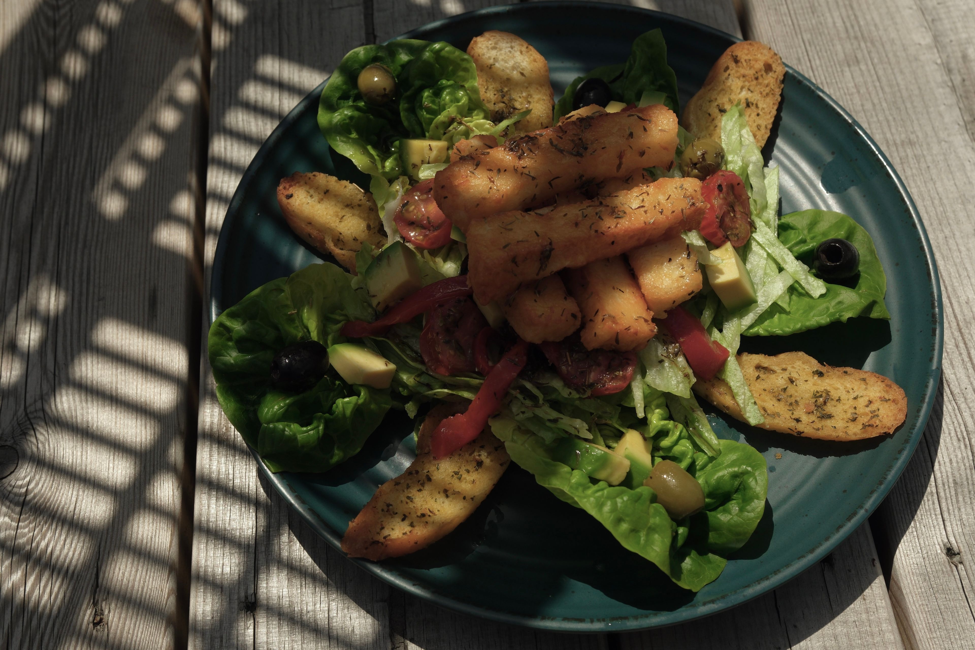 A halloumi salad with avocado and tomatoes