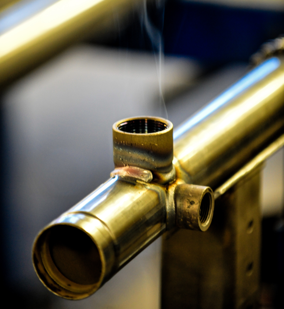Mikrometer mäter tjockleken på en metalldel.