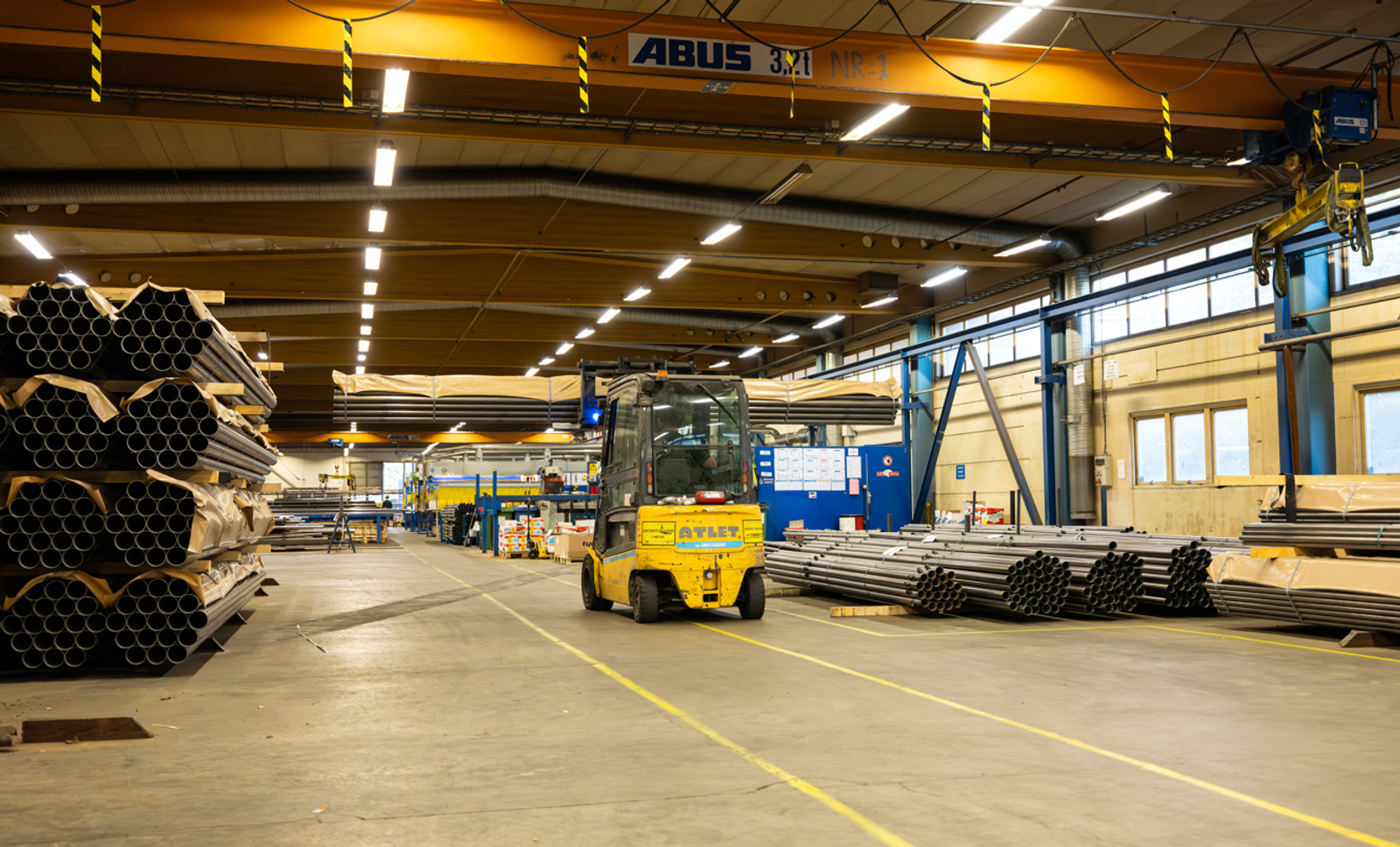 Metallarbete i en industriverkstad.