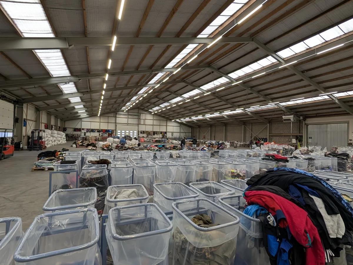 Secondhand clothing on the Excellent Vintage warehouse floor in Bovenkarspel