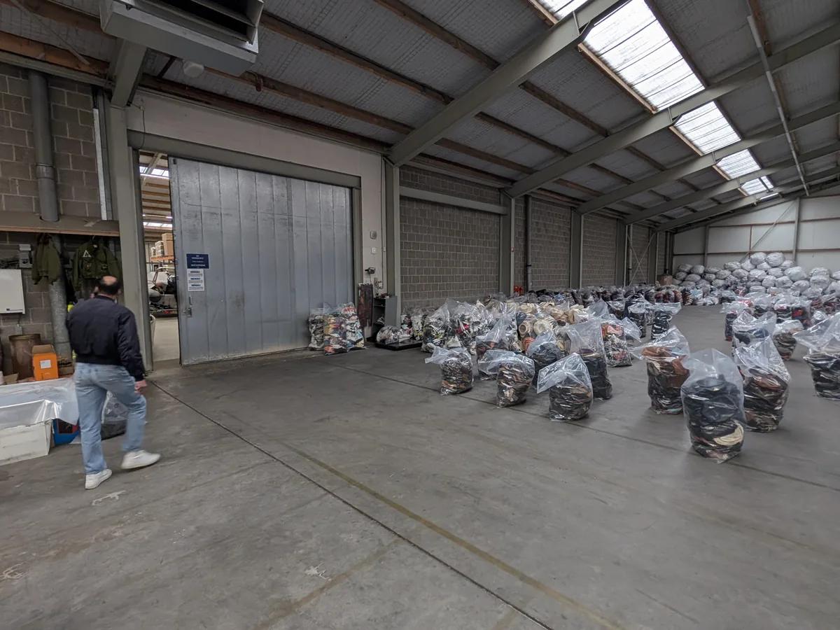 Sorteerzone met tweedehands kleding in het Excellent Vintage warehouse in Bovenkarspel