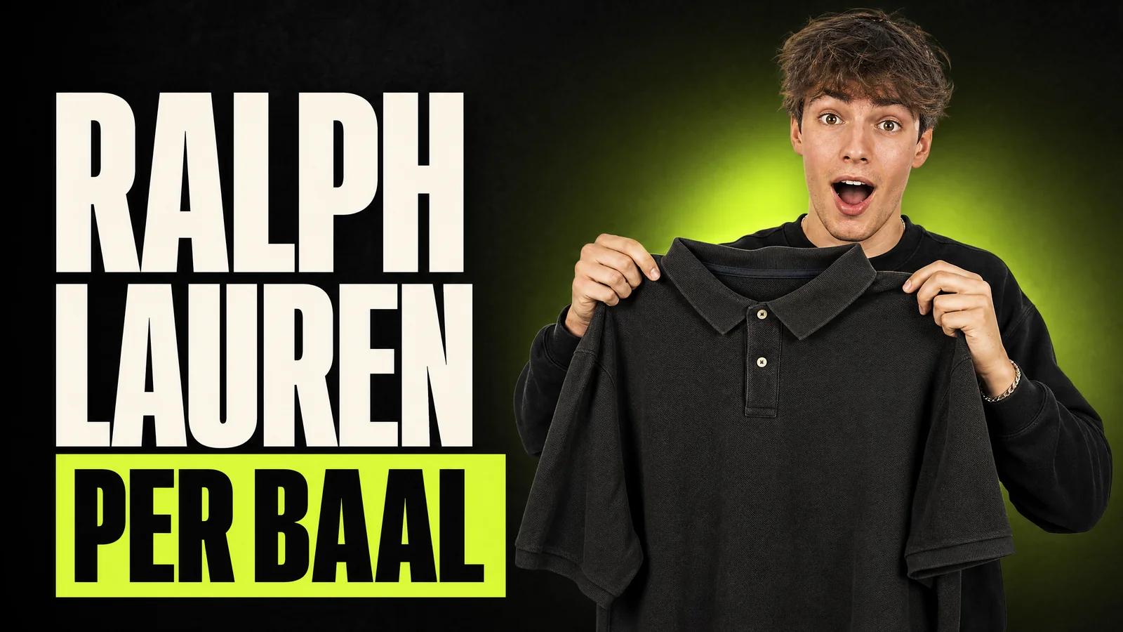 Jonge reseller houdt enthousiast een effen polo omhoog, met de kop RALPH LAUREN PER BAAL in de Excellent Vintage-stijl