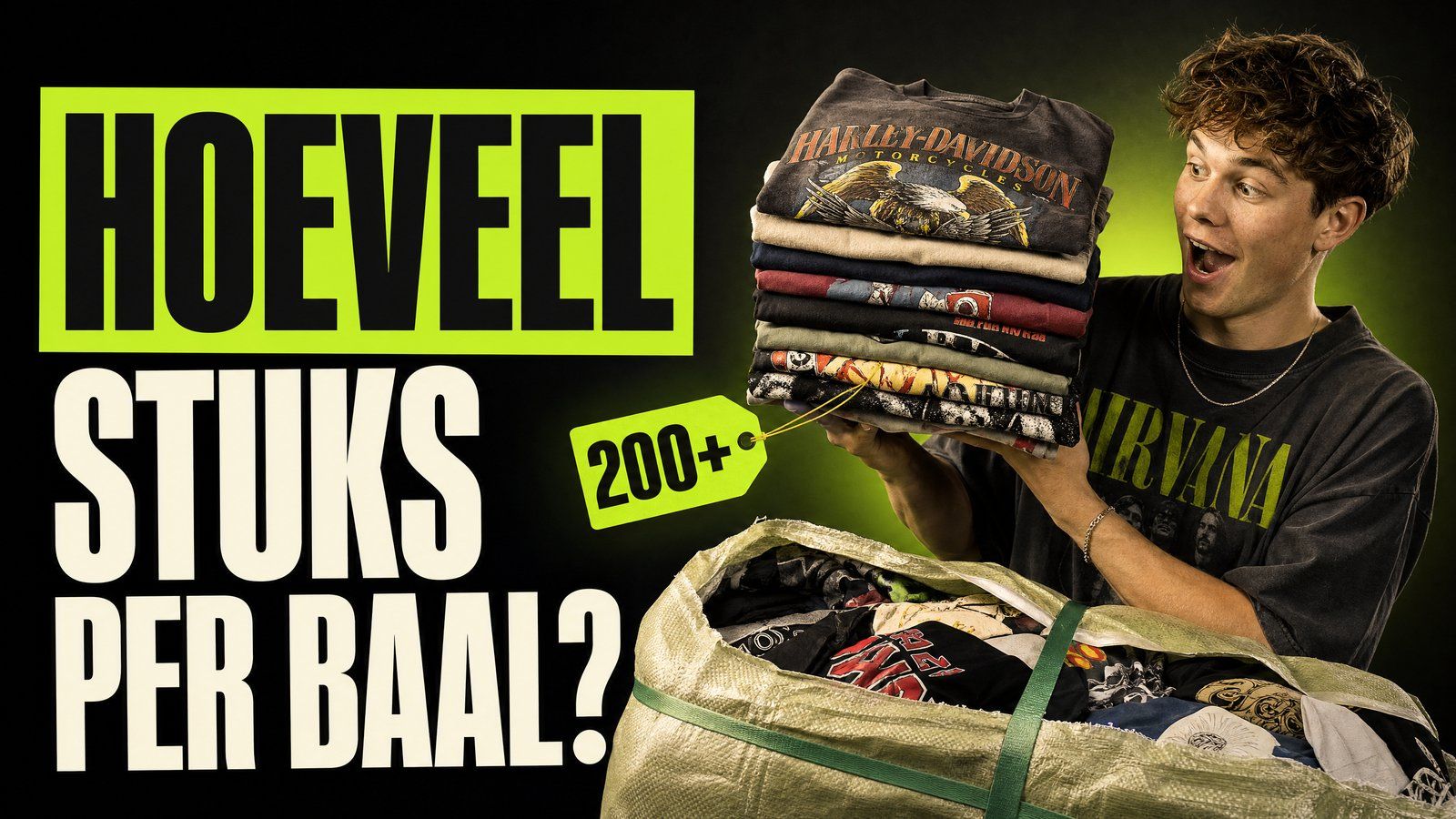 Reseller met een stapel vintage T-shirts uit een baal, label 200+ stuks