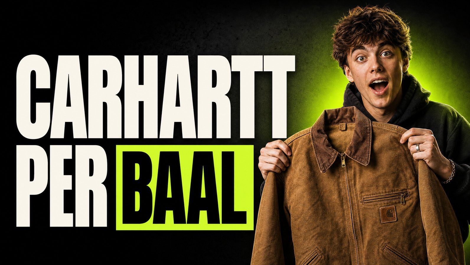 Jonge reseller houdt een vintage Carhartt Detroit jacket omhoog — Carhartt per baal kopen bij Excellent Vintage