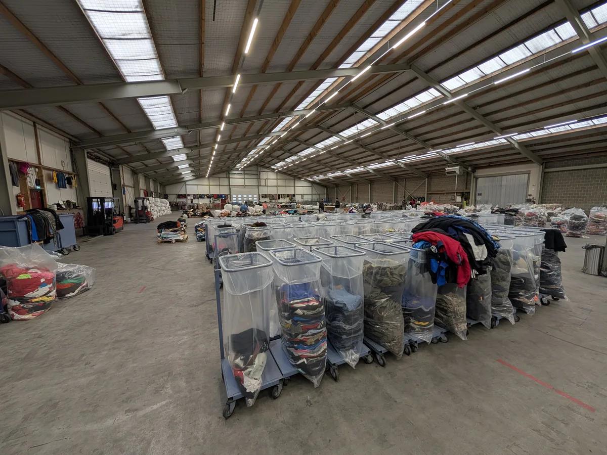 Sorteerproces van tweedehands kleding in het Excellent Vintage warehouse in Bovenkarspel