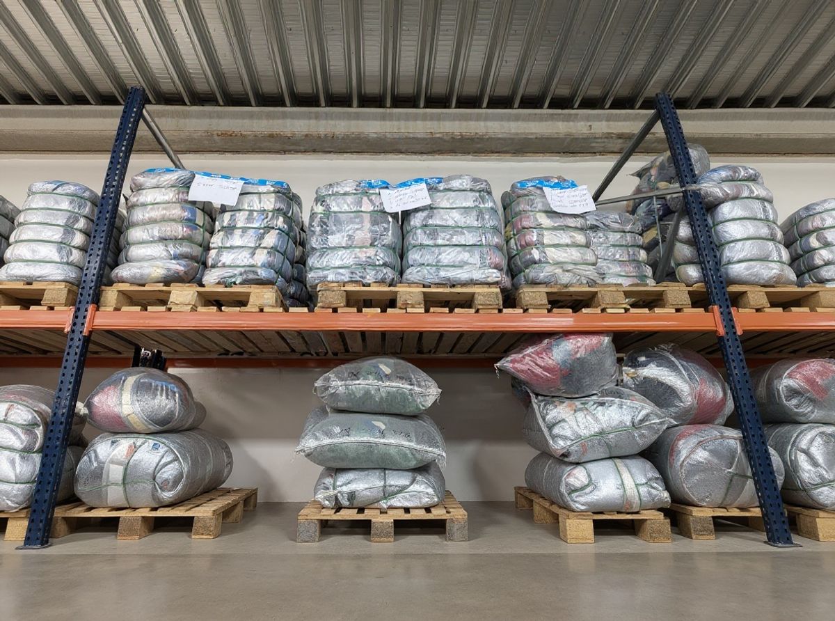 Het Excellent Vintage warehouse in Bovenkarspel met 2.500 m² tweedehands kleding gesorteerd per merk en grade
