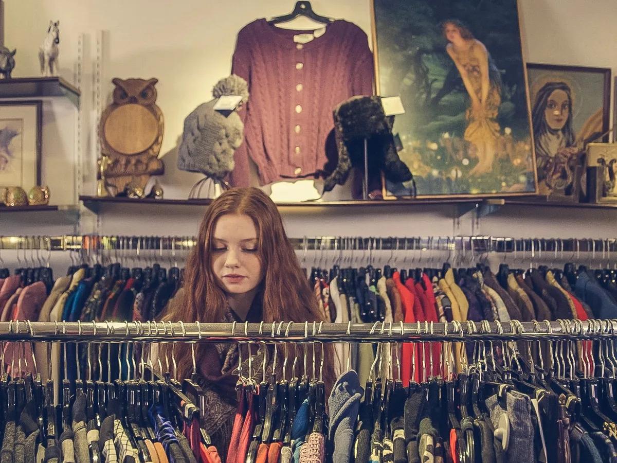 Rek met tweedehands vintage kleding klaar om door te verkopen