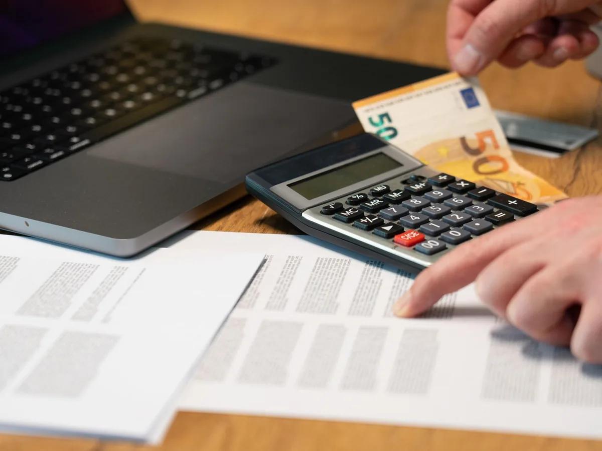 Calculating the monthly margin with a calculator