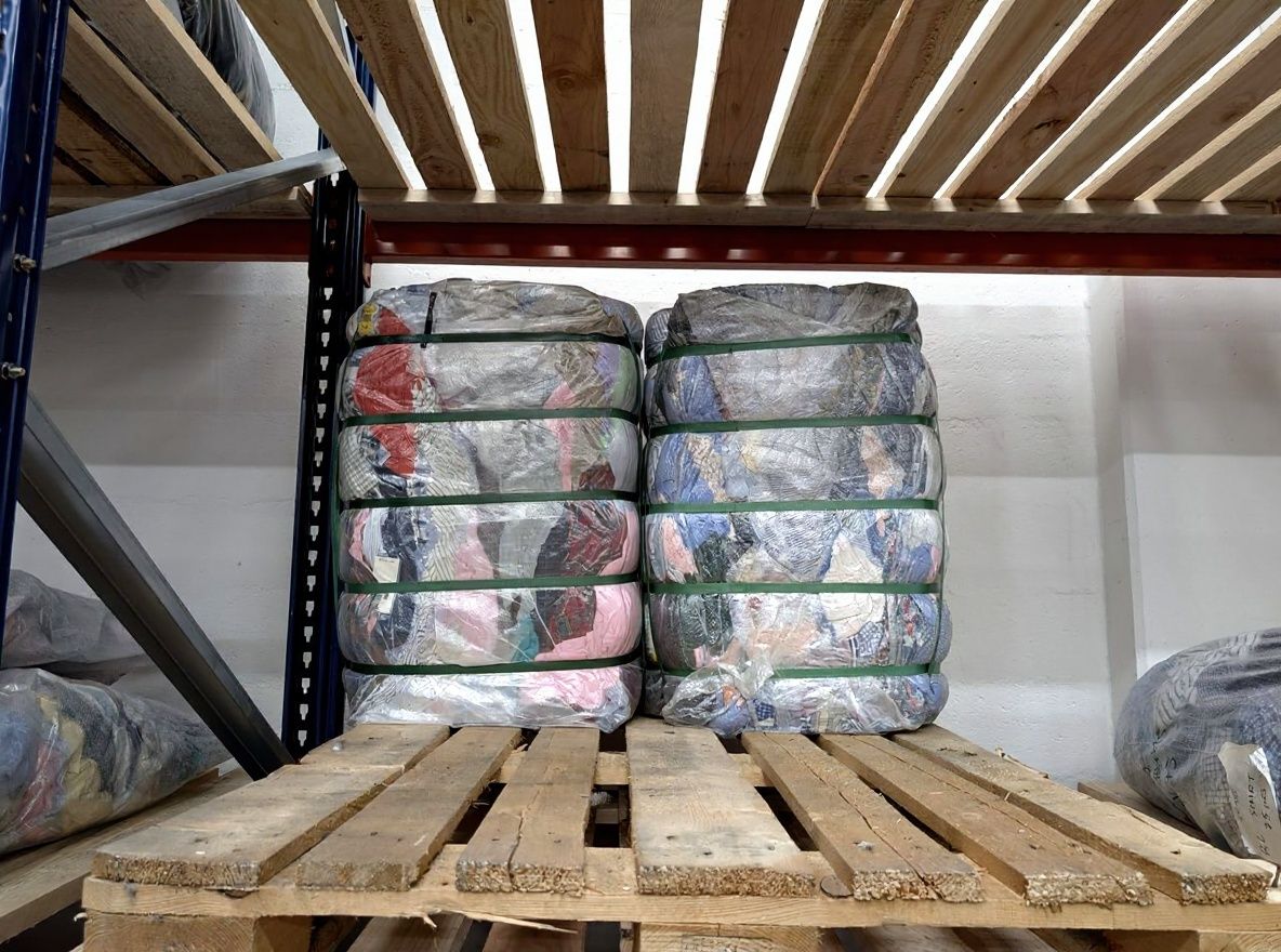 Close-up van een opengemaakt tweedehands kleding bale met gesorteerde kledingstukken uit het warehouse in Bovenkarspel