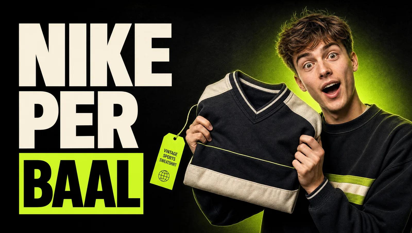 Jonge reseller houdt enthousiast een vintage Nike sweater omhoog, met de kop NIKE PER BAAL in de Excellent Vintage-stijl