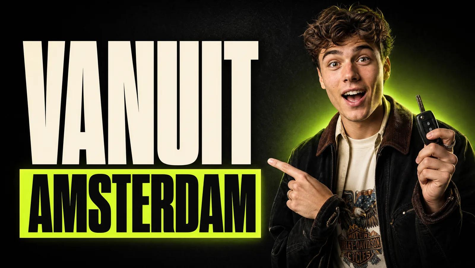 Jonge reseller wijst enthousiast naar de kop VANUIT AMSTERDAM met een autosleutel in de hand, in de Excellent Vintage-stijl