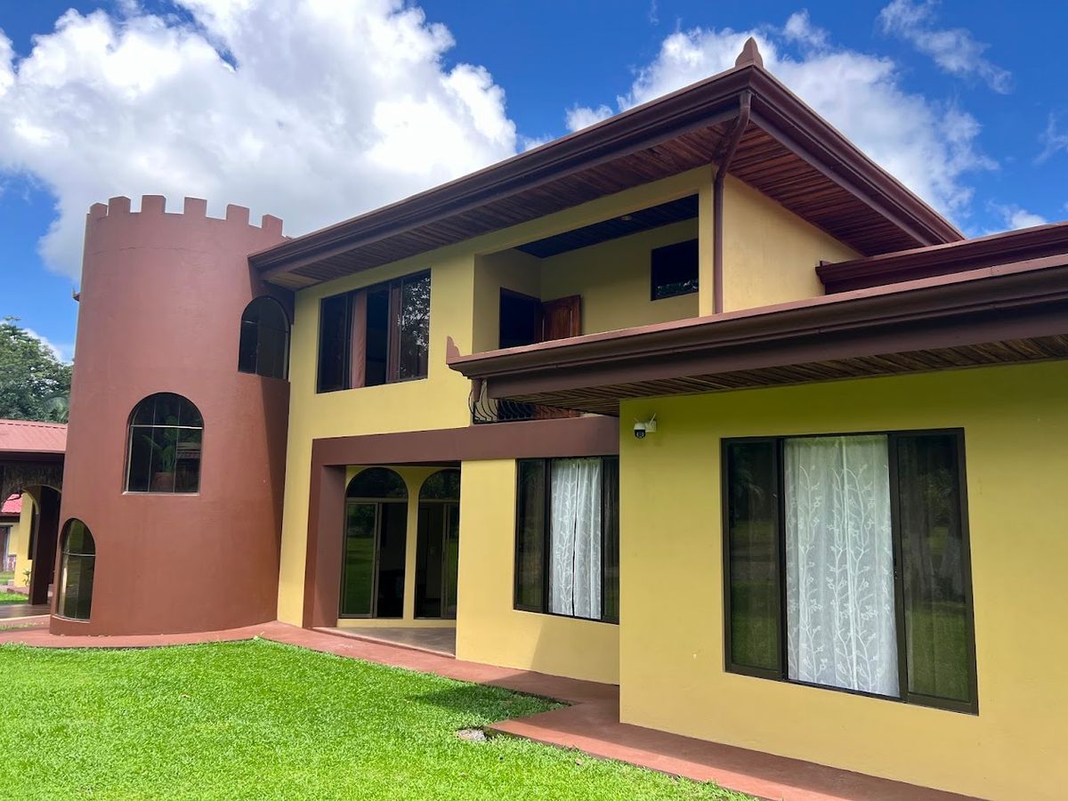 Luxury Estate in Zeta Trece, La Fortuna: Arenal Volcano Views