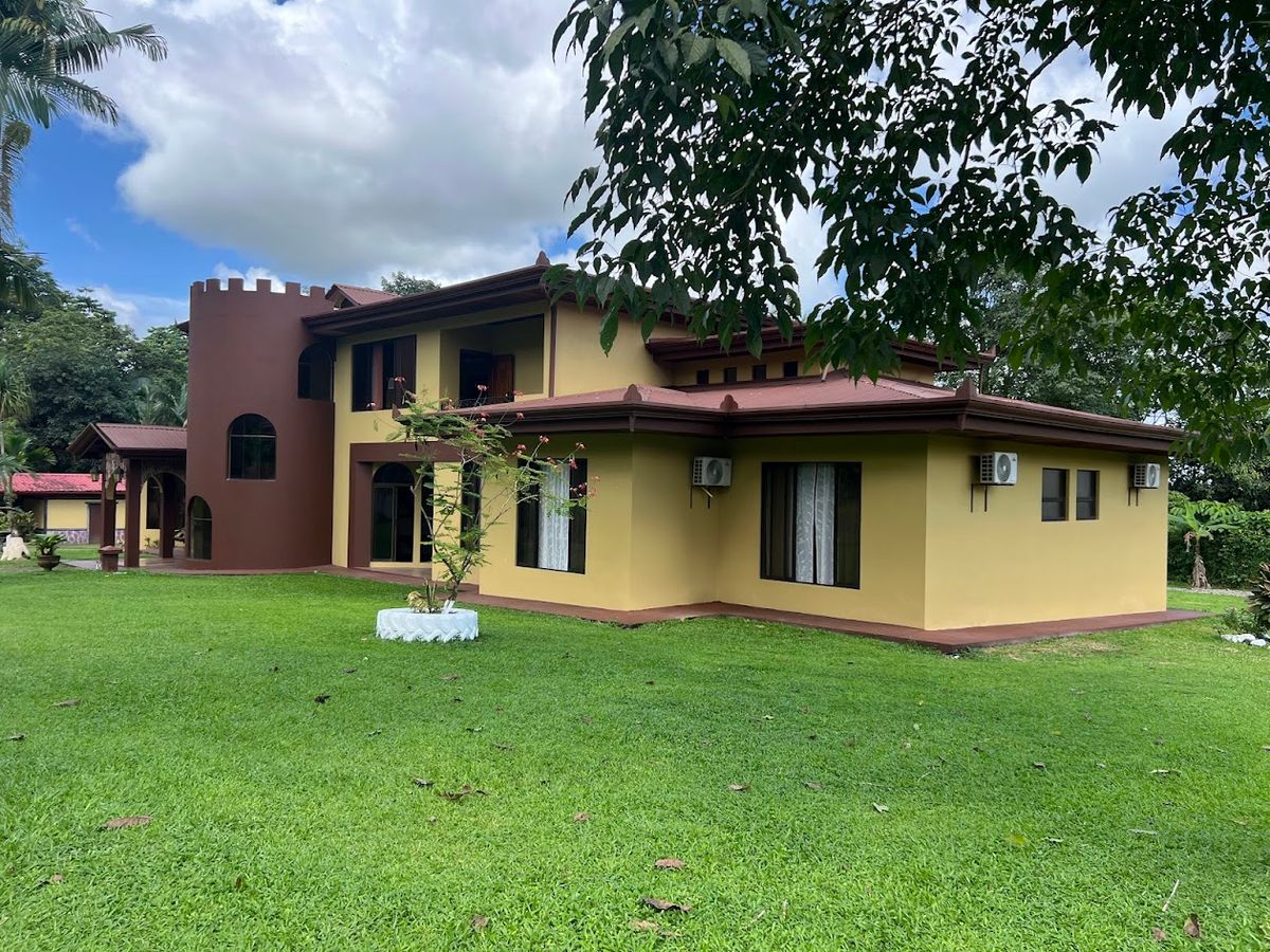 Luxury Estate in Zeta Trece, La Fortuna: Arenal Volcano Views