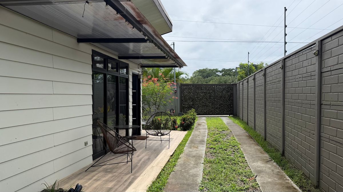 Casa Vacacional con Piscina en Los Ángeles de La Fortuna: Inversión