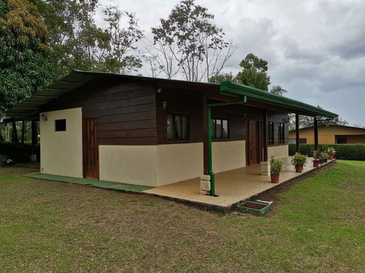 Quinta Residencial en Venecia: Amplios jardines y casa de Campo