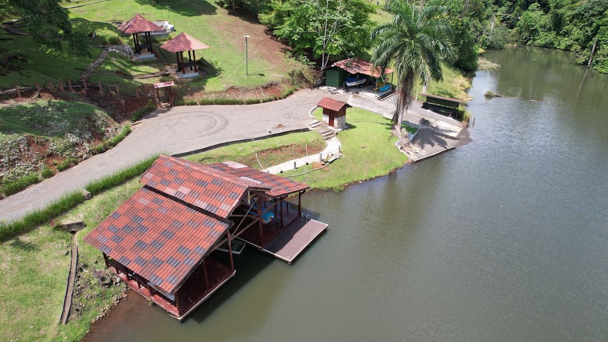 Luxury Lakefront Estate in Cutris: Volcano Views & Nature Sanctuary.