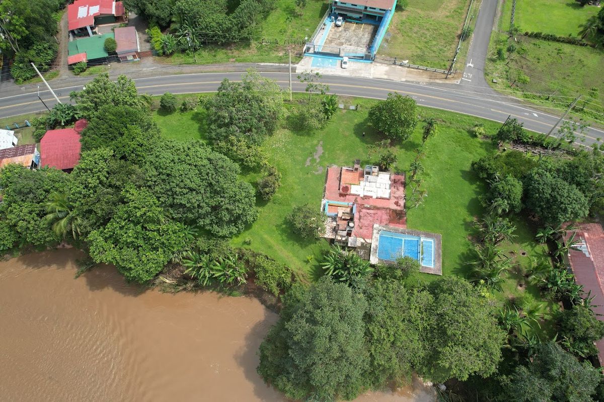 Terreno Comercial en Muelle de San Carlos: Gran Frente y Plusvalía