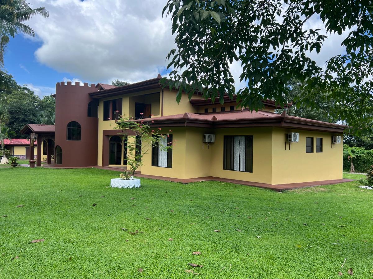 Luxury Estate in Zeta Trece: Volcano Views & Boutique Hotel Potential.