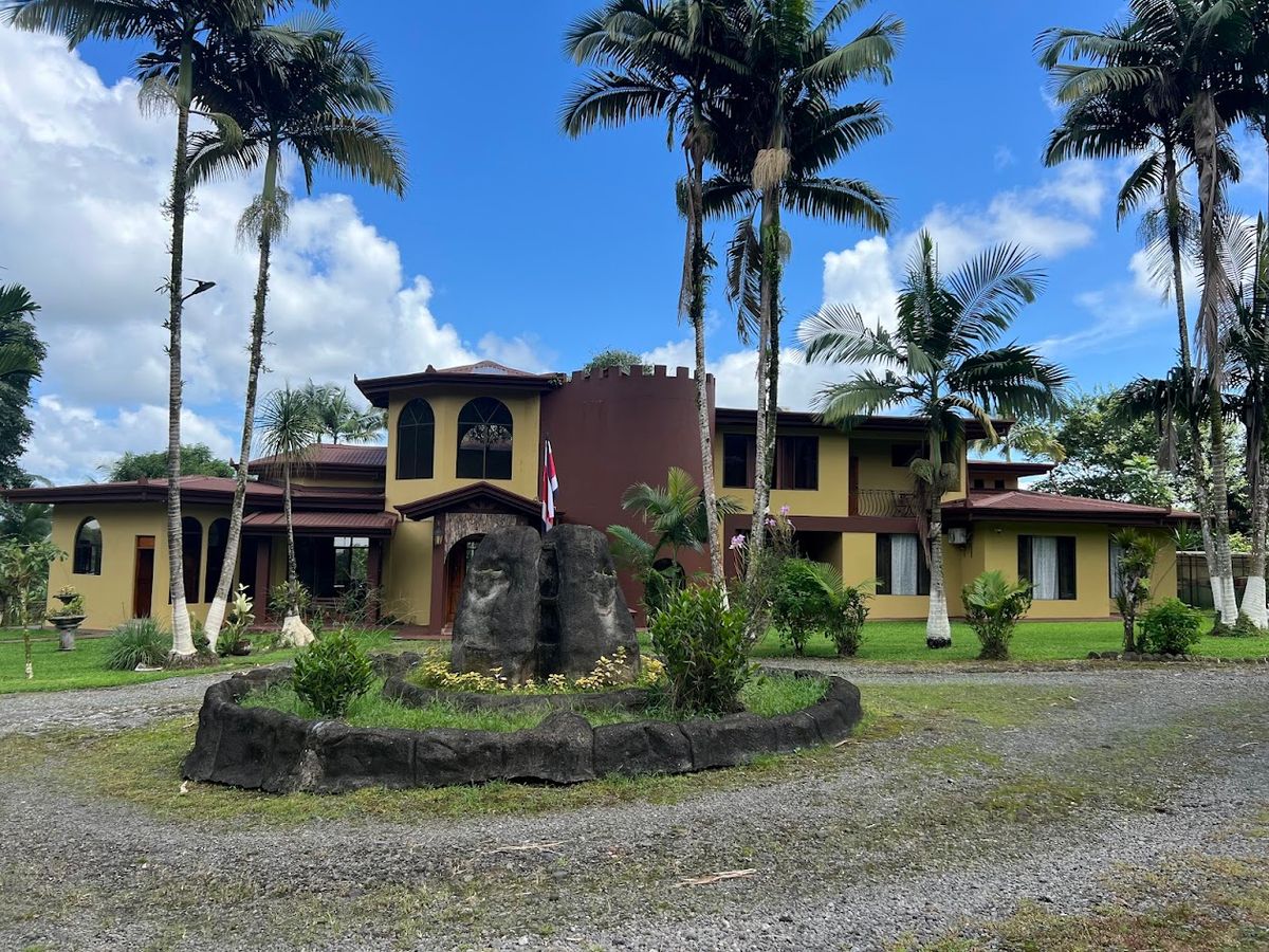 Luxury Estate in Zeta Trece, La Fortuna: Arenal Volcano Views