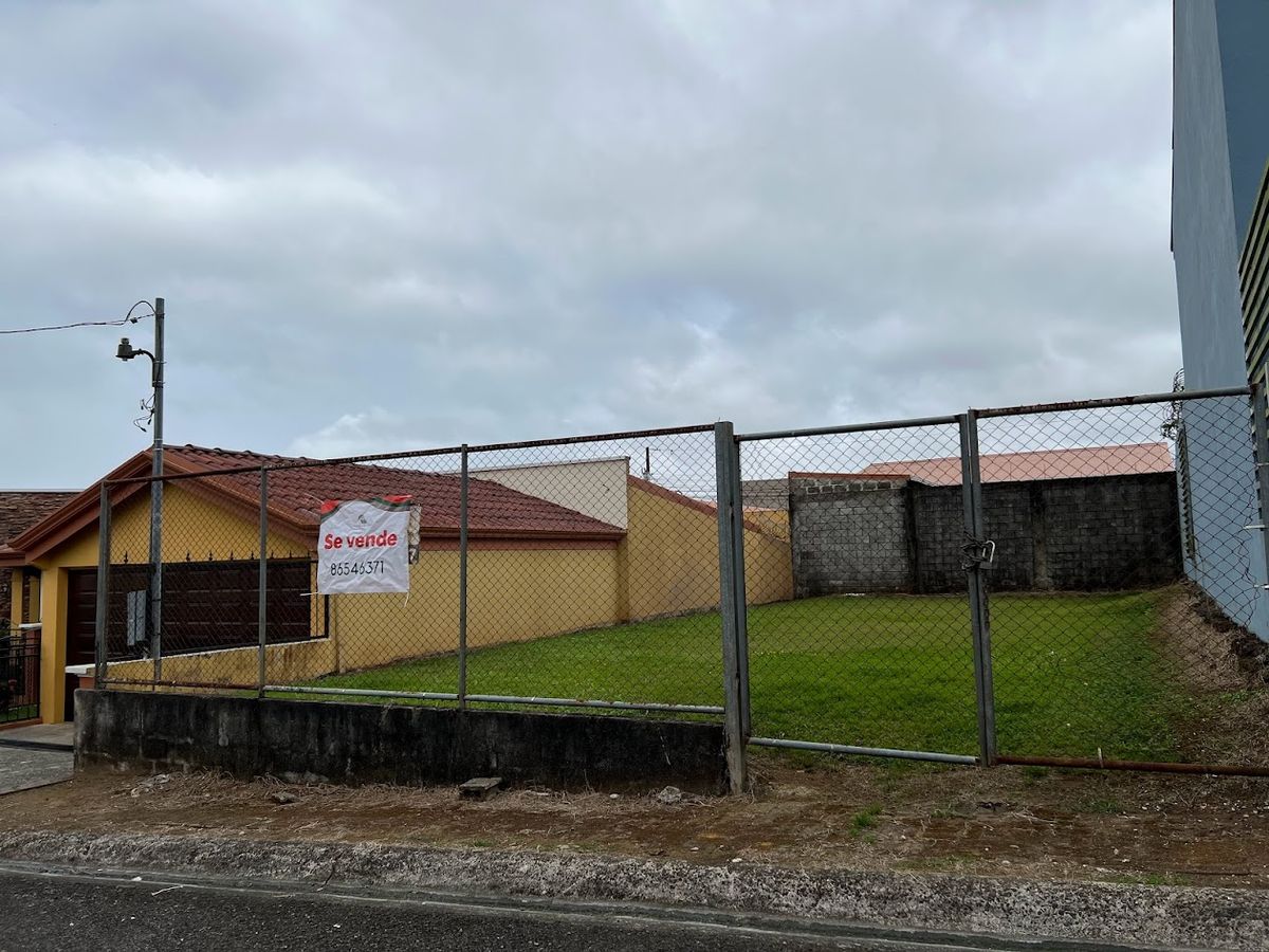 Lote exclusivo en Residencial La Roca: Cerca del Hospital San Carlos