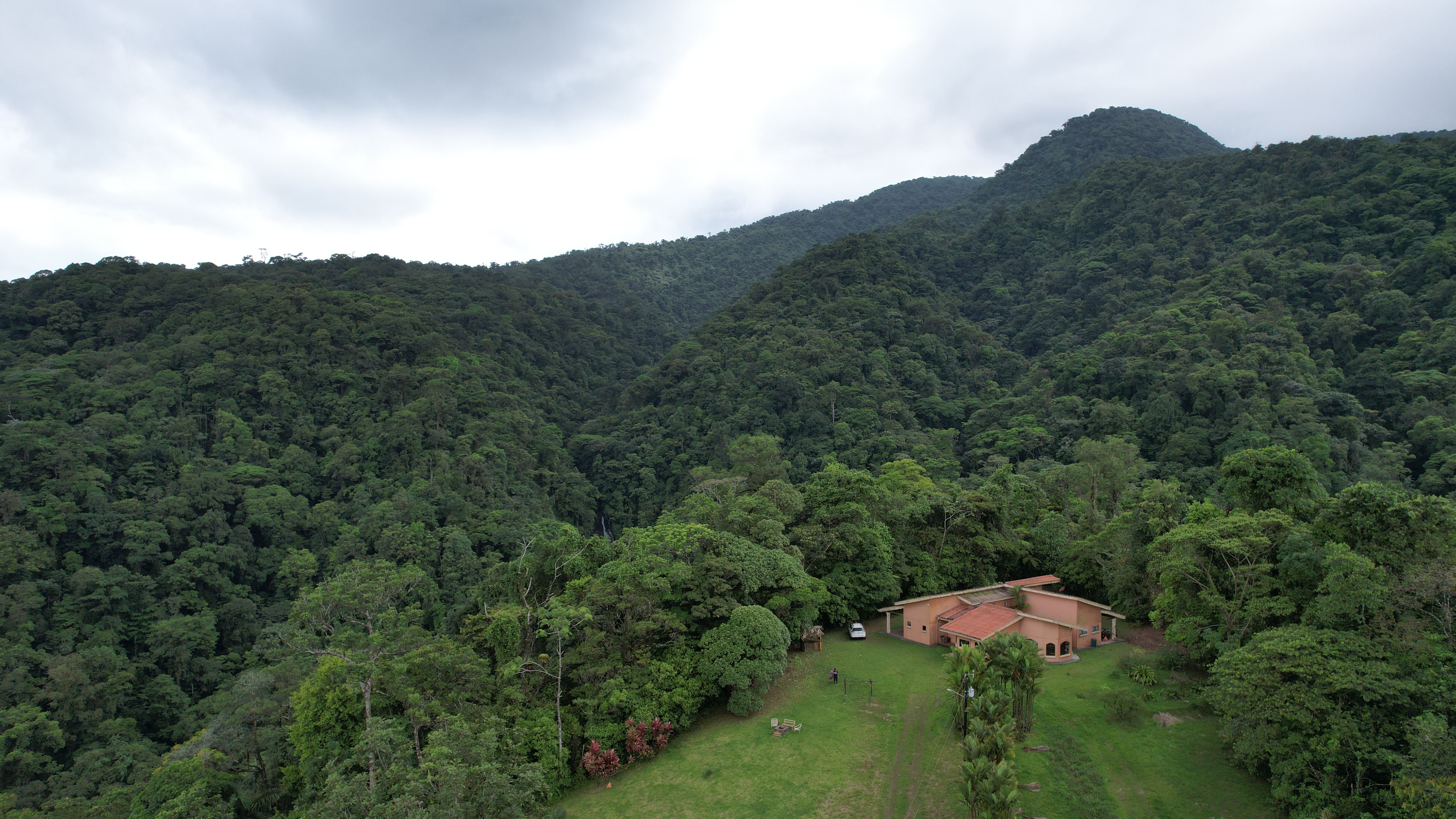Finca de Lujo en La Fortuna: Vista a Catarata y Reserva Natural