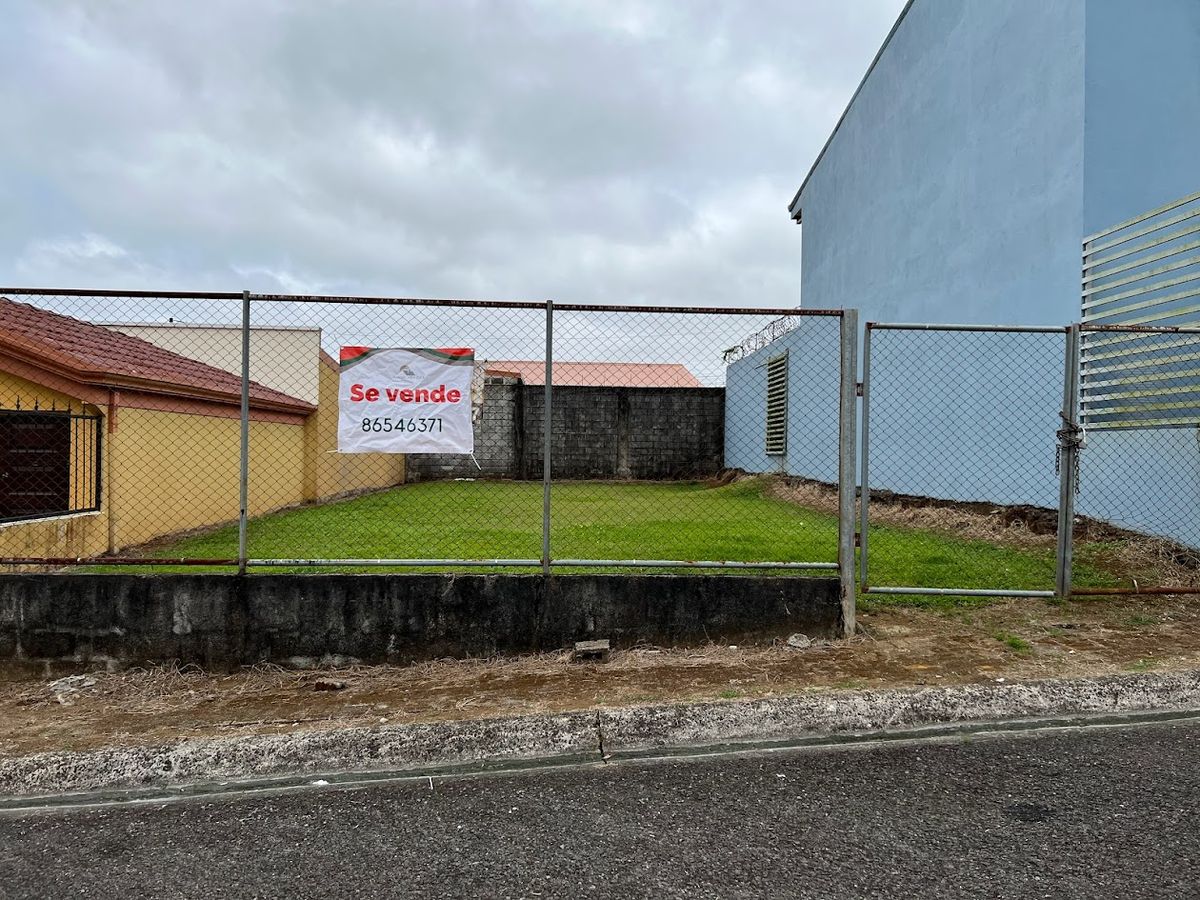 Lote exclusivo en Residencial La Roca: Cerca del Hospital San Carlos