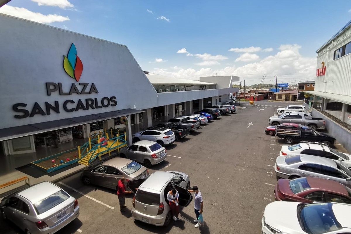 Locales comerciales en Plaza San Carlos: Propiedades de uso comercial